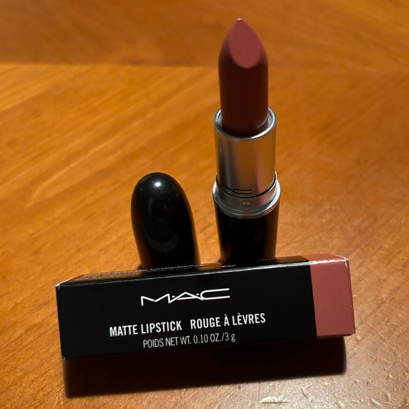 MAC Matte Lipstick Velvet Teddy - Picture 3 of 16